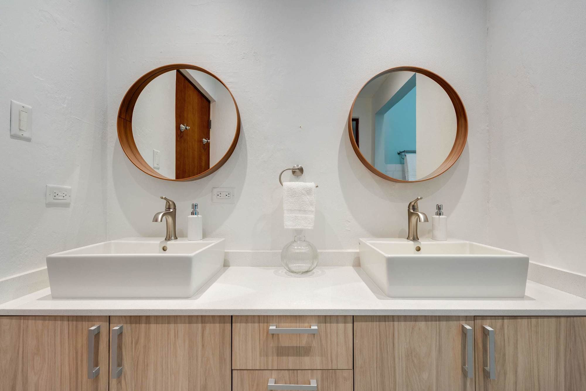 Double vanity with round mirrors
