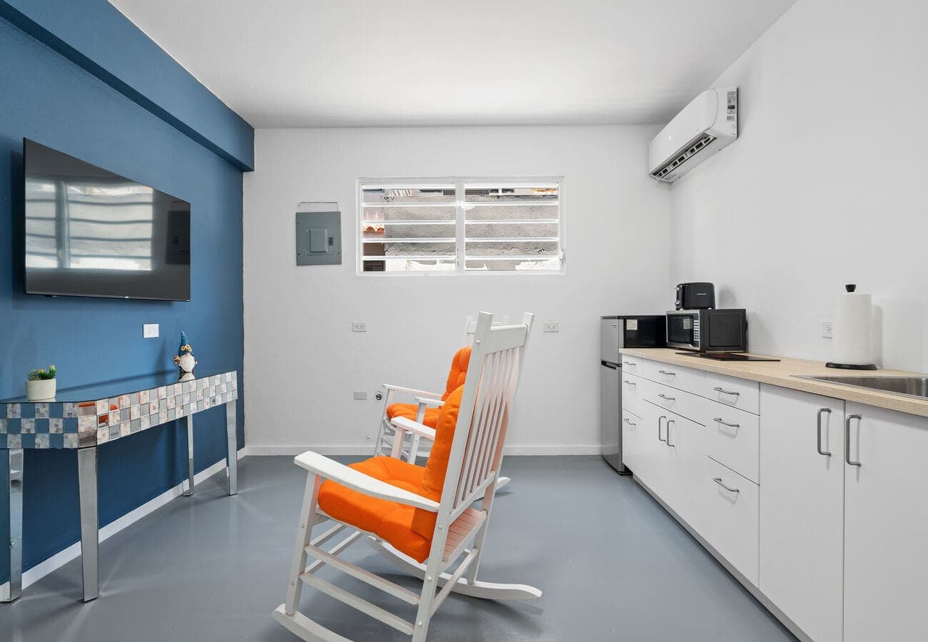 Living area with rocking chairs & smart TV – Condado 1BR
