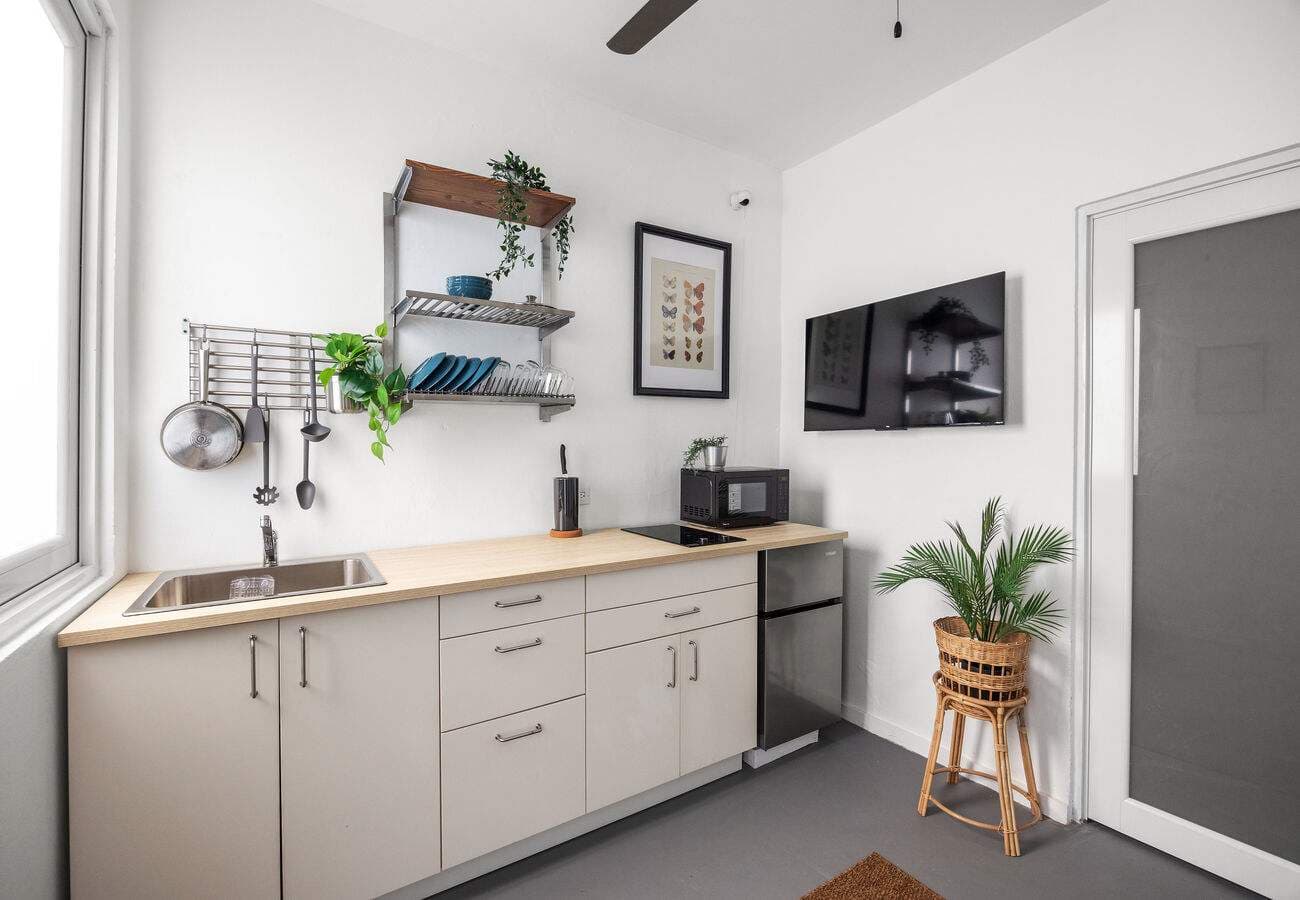 Kitchenette and bistro table for quick breakfasts
