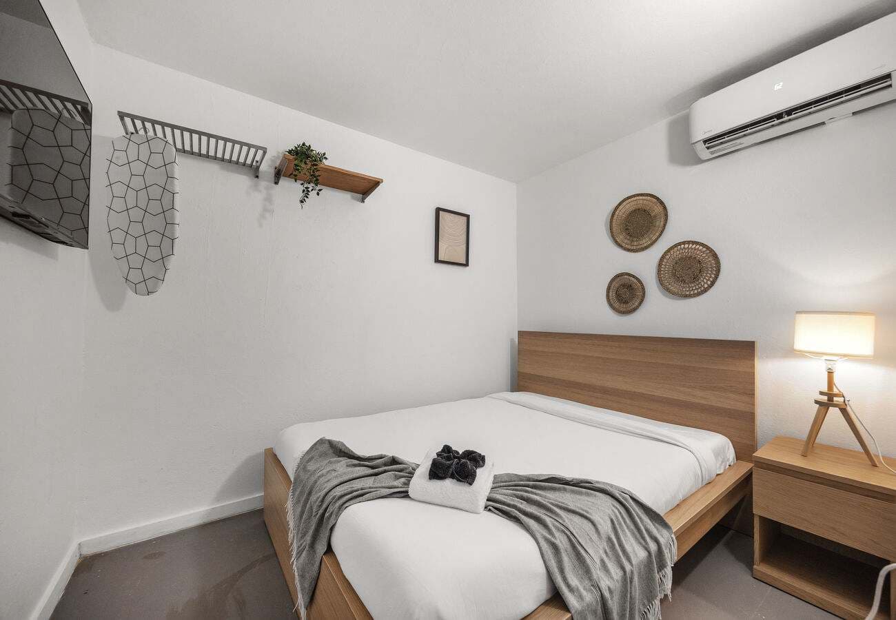 Queen bedroom with split A/C & bedside lamps