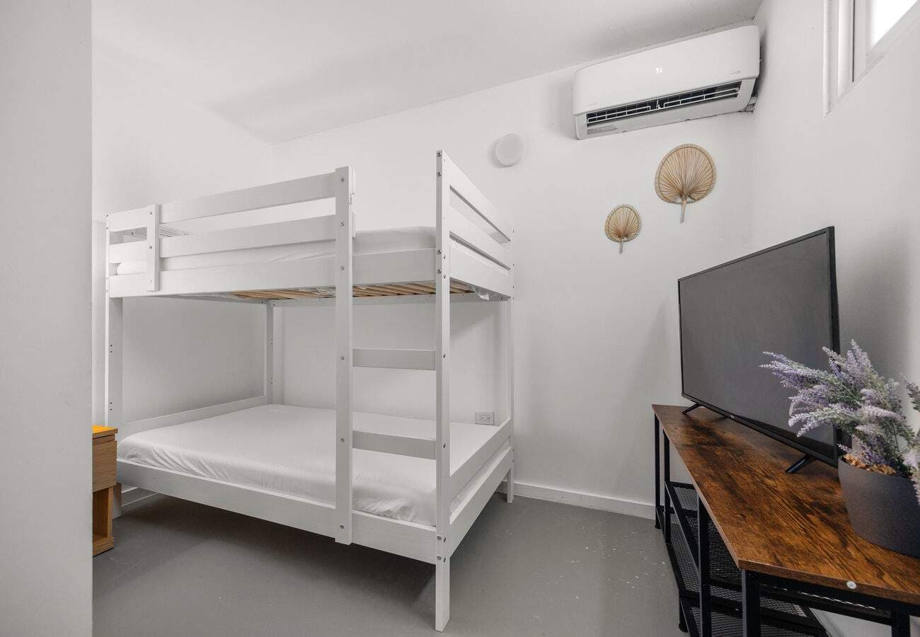 Kids' bunk room with smart TV & A/C in Condado