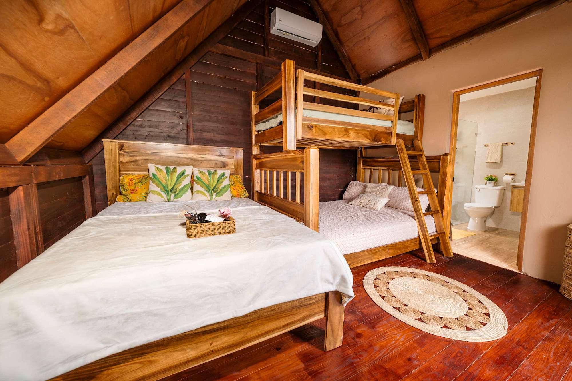Higüey, vista a la montaña | 1 hab. (3 camas) | Piscina y A/C · foto 7
