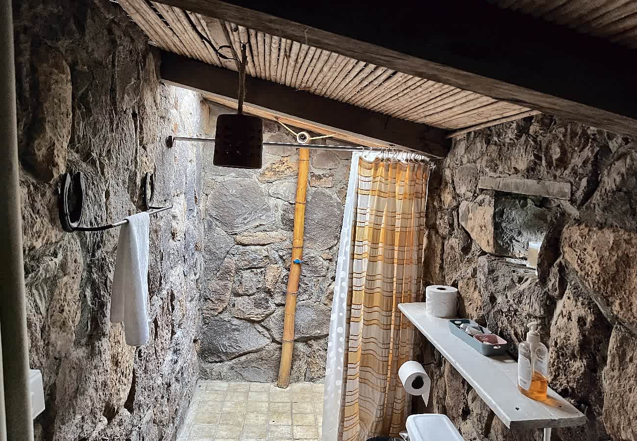 Casa de piedra volcánica | Acceso al río | Playas · foto 29