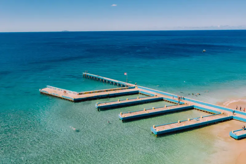 Sumérgete en el refrescante agua turquesa, siente la arena sedosa entre los dedos de los pies y saborea deliciosos antojitos de los kioscos cercanos. Esta playa de fama mundial ofrece una experiencia inolvidable.