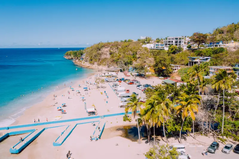 Sumérgete en el refrescante agua turquesa, siente la arena sedosa entre los dedos de los pies y saborea deliciosos antojitos de los kioscos cercanos. Esta playa de fama mundial ofrece una experiencia inolvidable.