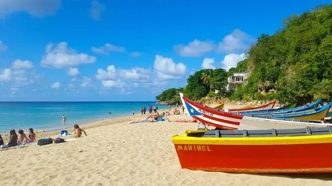 Sumérgete en el refrescante agua turquesa, siente la arena sedosa entre los dedos de los pies y saborea deliciosos antojitos de los kioscos cercanos. Esta playa de fama mundial ofrece una experiencia inolvidable.