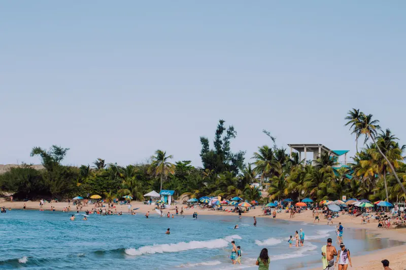 La playa es una hermosa franja de arena dorada que contrasta con las aguas azules y cristalinas. Los surfistas encontrarán olas desafiantes, mientras que las familias pueden disfrutar de zonas más calmas para nadar y tomar el sol.