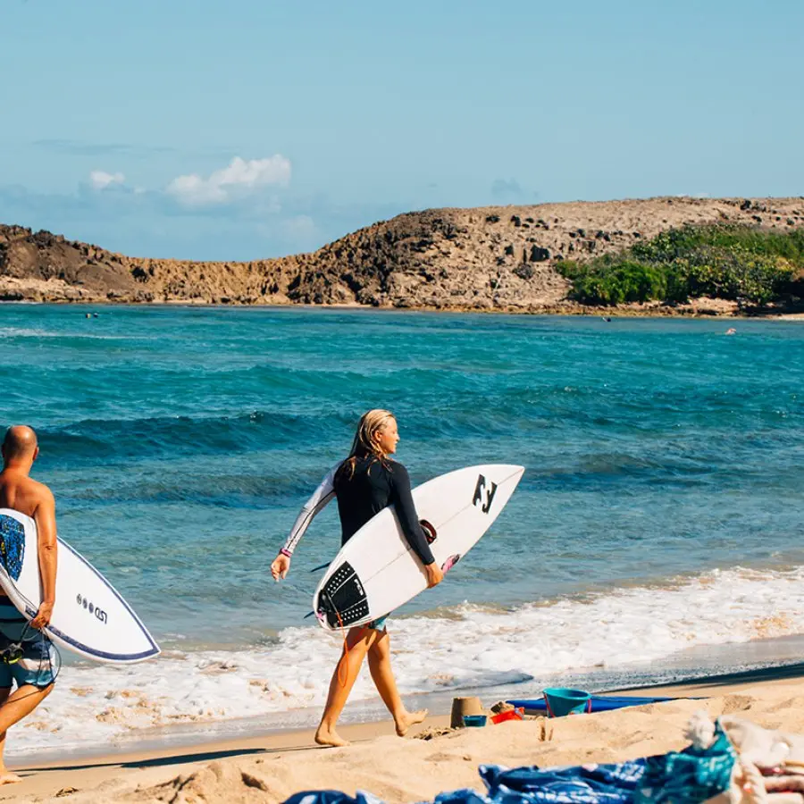 La playa es una hermosa franja de arena dorada que contrasta con las aguas azules y cristalinas. Los surfistas encontrarán olas desafiantes, mientras que las familias pueden disfrutar de zonas más calmas para nadar y tomar el sol.