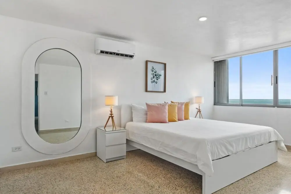 Alquiler vacacional espacioso con cama king y almohadas mullidas