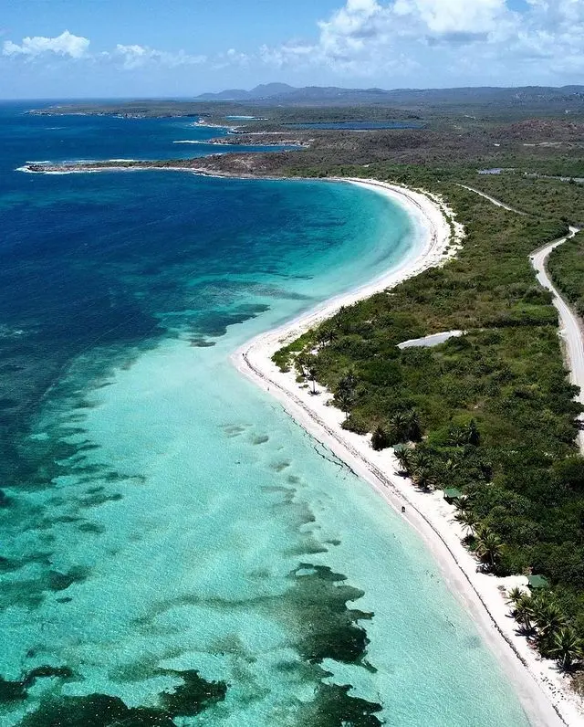 Las aguas azules y cristalinas de la playa Flamenco son tranquilas y acogedoras para nadar y chapotear, y se complementan con una amplia extensión de arena blanca ideal para tomar el sol y dar paseos tranquilos.
