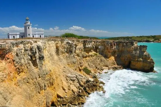 Una impresionante playa con aguas turquesa cristalinas y una orilla de arena clara y virgen.
