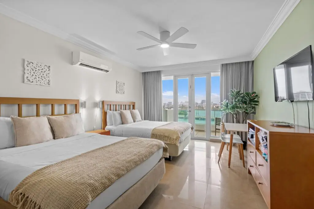 A través de stayotium.com/properties, puedes elegir entre un portafolio escogido a mano de apartamentos frente a la playa en Isla Verde, Condado, Ocean Park y otras zonas que te dejan a pasos de las arenas doradas de San Juan. 