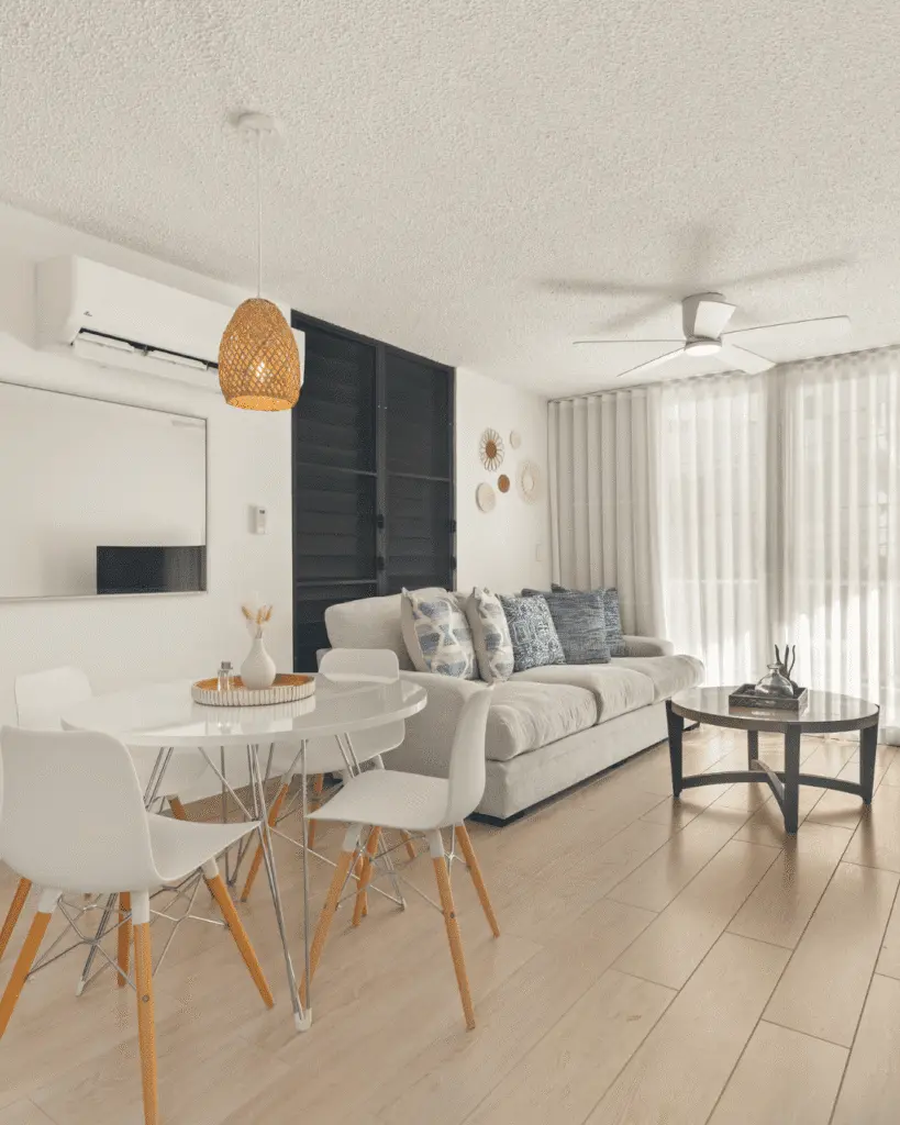 A través de stayotium.com, los viajeros pueden elegir entre una colección cuidadosamente seleccionada de Airbnbs repartidos por San Juan, cada uno evaluado por su sensibilidad de diseño, su limpieza impecable y su hospitalidad cálida y atenta. 