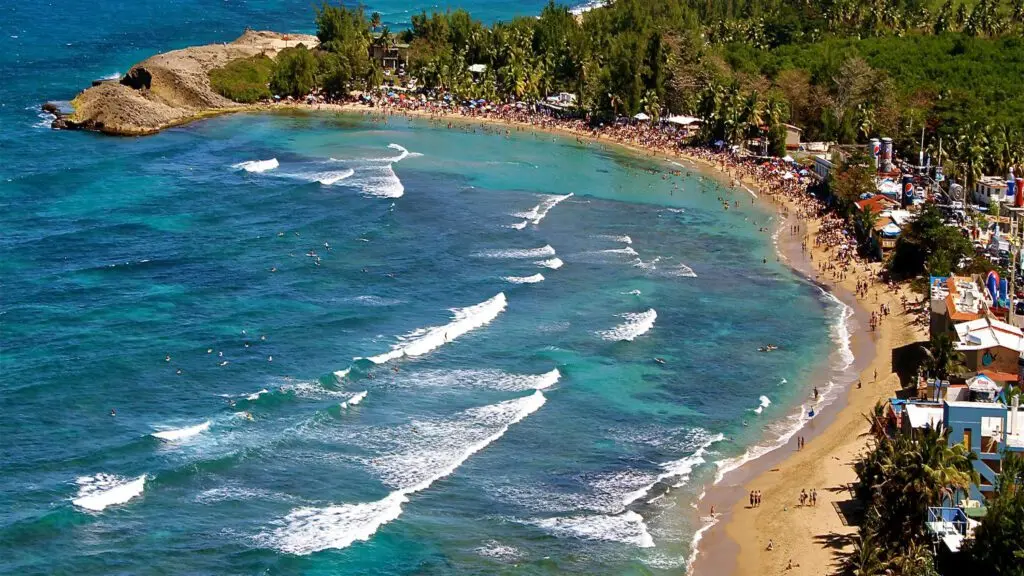 ¿Cuál es la mejor playa con olas en Puerto Rico?