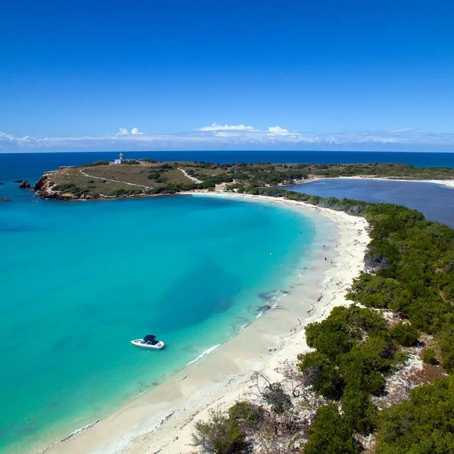 Ofrece vistas impresionantes y mucha naturaleza por explorar, con aguas azules cristalinas y una playa de arena blanca y virgen.
