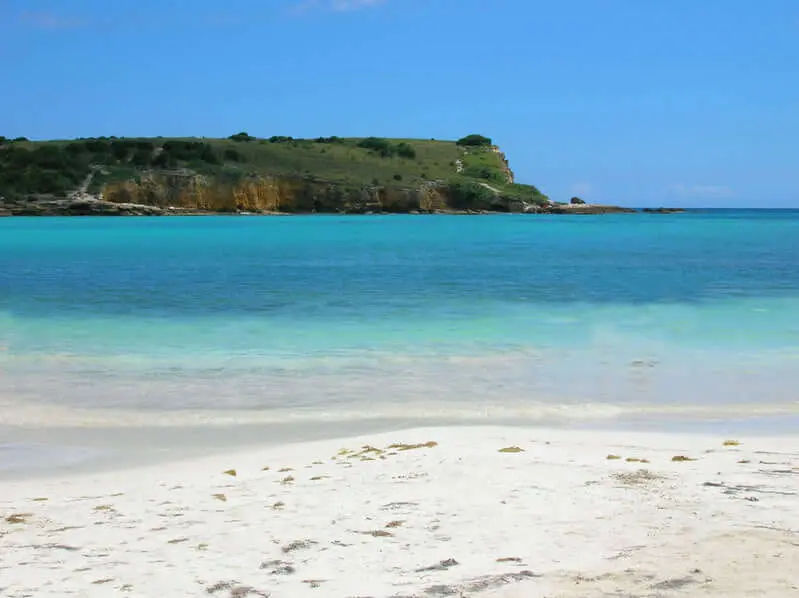 Ofrece vistas impresionantes y mucha naturaleza por explorar, con aguas azules cristalinas y una playa de arena blanca y virgen.